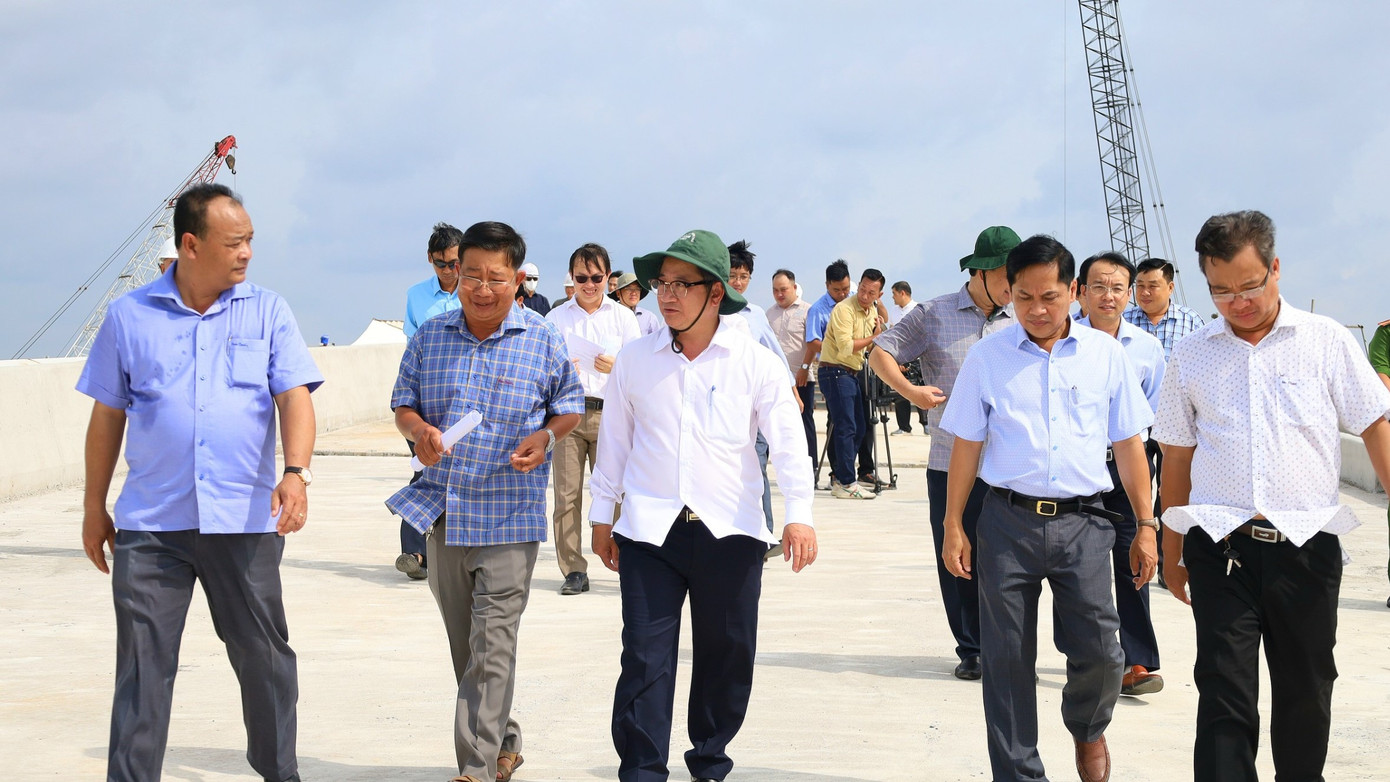 Chủ tịch UBND thành phố Cần Thơ Trần Việt Trường khảo sát công trường dự án cầu Trần Hoàng Na.