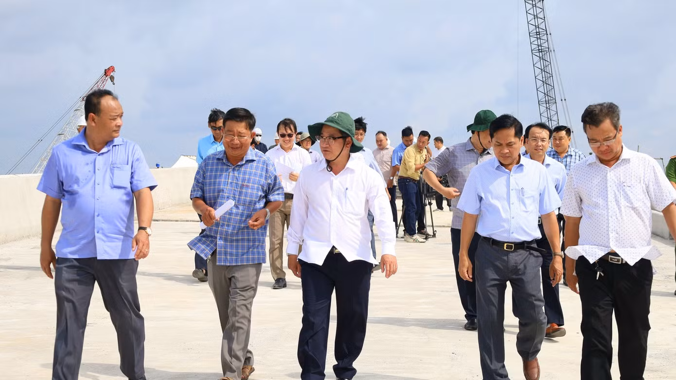 Chủ tịch UBND thành phố Cần Thơ Trần Việt Trường khảo sát công trường dự án cầu Trần Hoàng Na. Chủ tịch UBND thành phố Cần Thơ Trần Việt Trường khảo sát công trường dự án cầu Trần Hoàng Na.