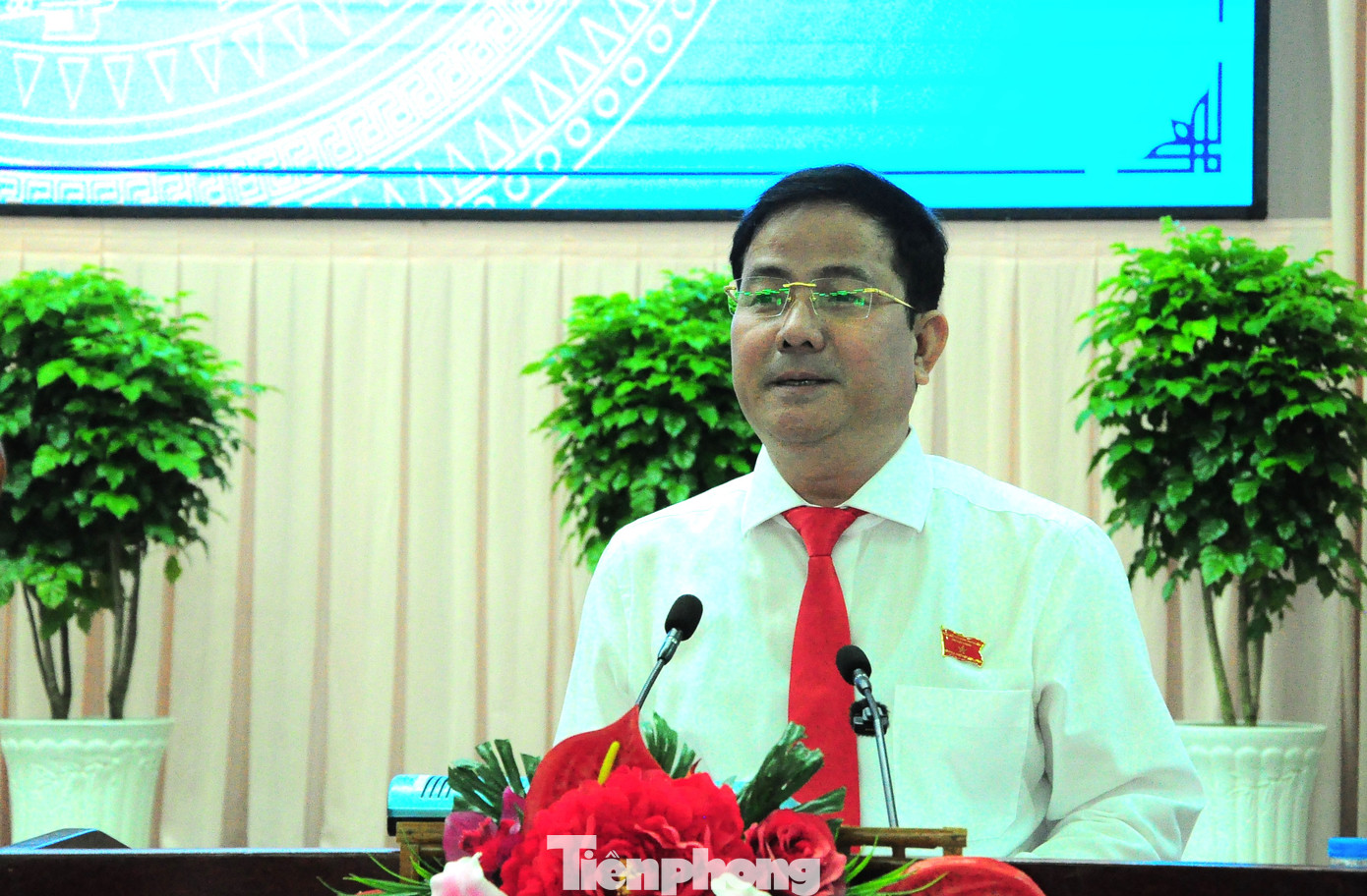 Tân Chủ tịch UBND tỉnh Hậu Giang - Trần Văn Huyến phát biểu nhận nhiệm vụ. Ảnh: CK Tân Chủ tịch UBND tỉnh Hậu Giang - Trần Văn Huyến phát biểu nhận nhiệm vụ. Ảnh: CK