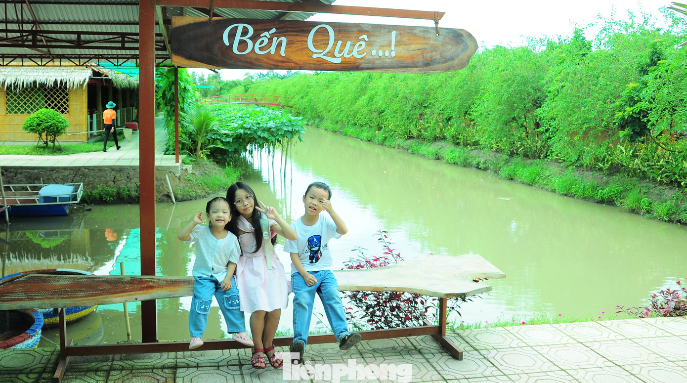 Các bạn nhỏ hòa mình giữa hoa cỏ thiên nhiên. Các bạn nhỏ hòa mình giữa hoa cỏ thiên nhiên.