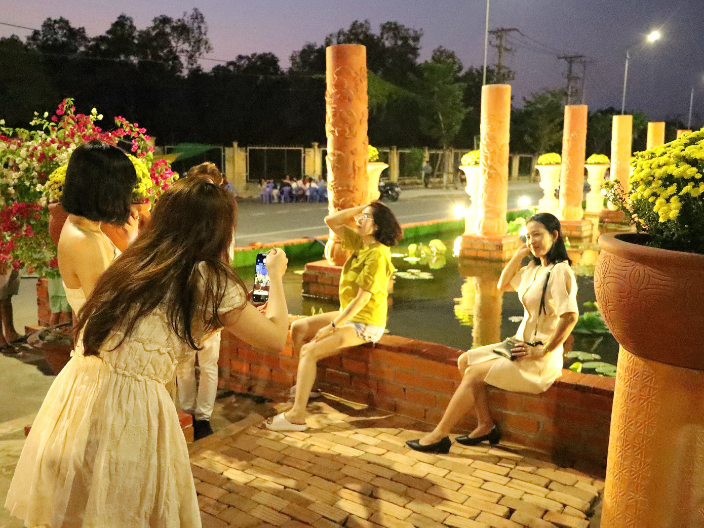 Trên 2.000 sản phẩm gốm đỏ các loại được trưng bày ở đây của địa phương sản xuất. Mỗi phân đoạn của đường gốm và hoa được bố trí, sắp đặt mang những thông điệp ý nghĩa riêng, thể hiện trí tuệ, bản sắc văn hóa của người Việt nói chung và người Vĩnh Long nói riêng.