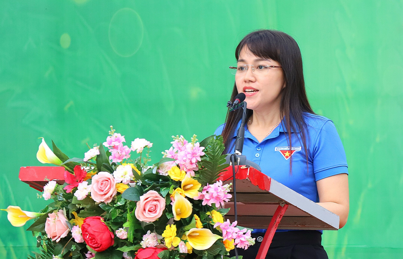 Chị Võ Thị Thúy Băng - Phó Bí thư Thành Đoàn Vị Thanh, đại diện cho các vận động viên phát biểu hưởng ứng tham gia.