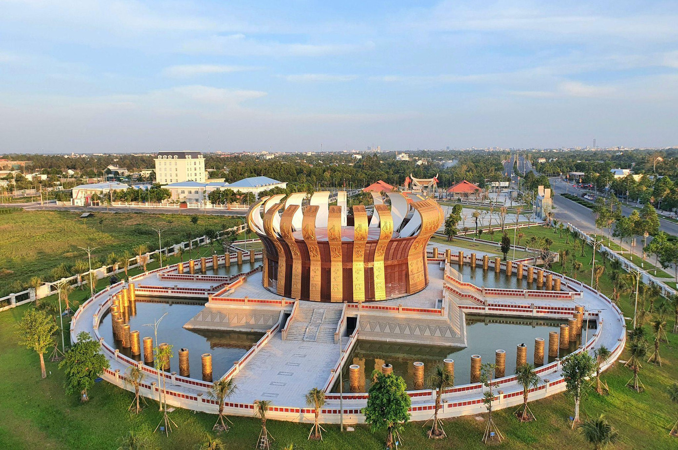 Tọa lạc ngay cạnh tuyến đường Võ Văn Kiệt, khu hành chính tập trung quận Bình Thủy, thành phố Cần Thơ, công trình có tổng diện tích 39.033,7m2. Tọa lạc ngay cạnh tuyến đường Võ Văn Kiệt, khu hành chính tập trung quận Bình Thủy, thành phố Cần Thơ, công trình có tổng diện tích 39.033,7m2.