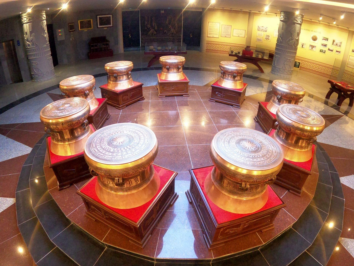 Bộ trống đồng mang tên Cửu Long (gồm 9 trống) tại đền thờ. Bộ trống đồng mang tên Cửu Long (gồm 9 trống) tại đền thờ.