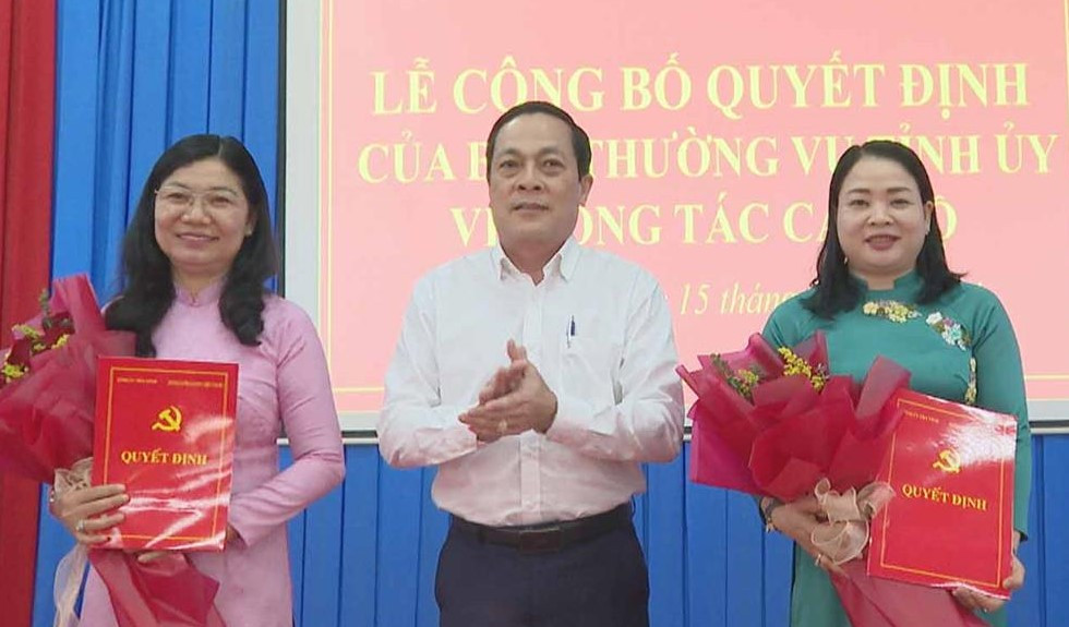 Phó Bí thư Tỉnh ủy Trà Vinh Lâm Minh Đằng trao quyết định cho bà Huỳnh Thị Hằng Nga (phải) và bà Trần Thị Bích Phượng. Ảnh: Hân Hiền Phó Bí thư Tỉnh ủy Trà Vinh Lâm Minh Đằng trao quyết định cho bà Huỳnh Thị Hằng Nga (phải) và bà Trần Thị Bích Phượng. Ảnh: Hân Hiền