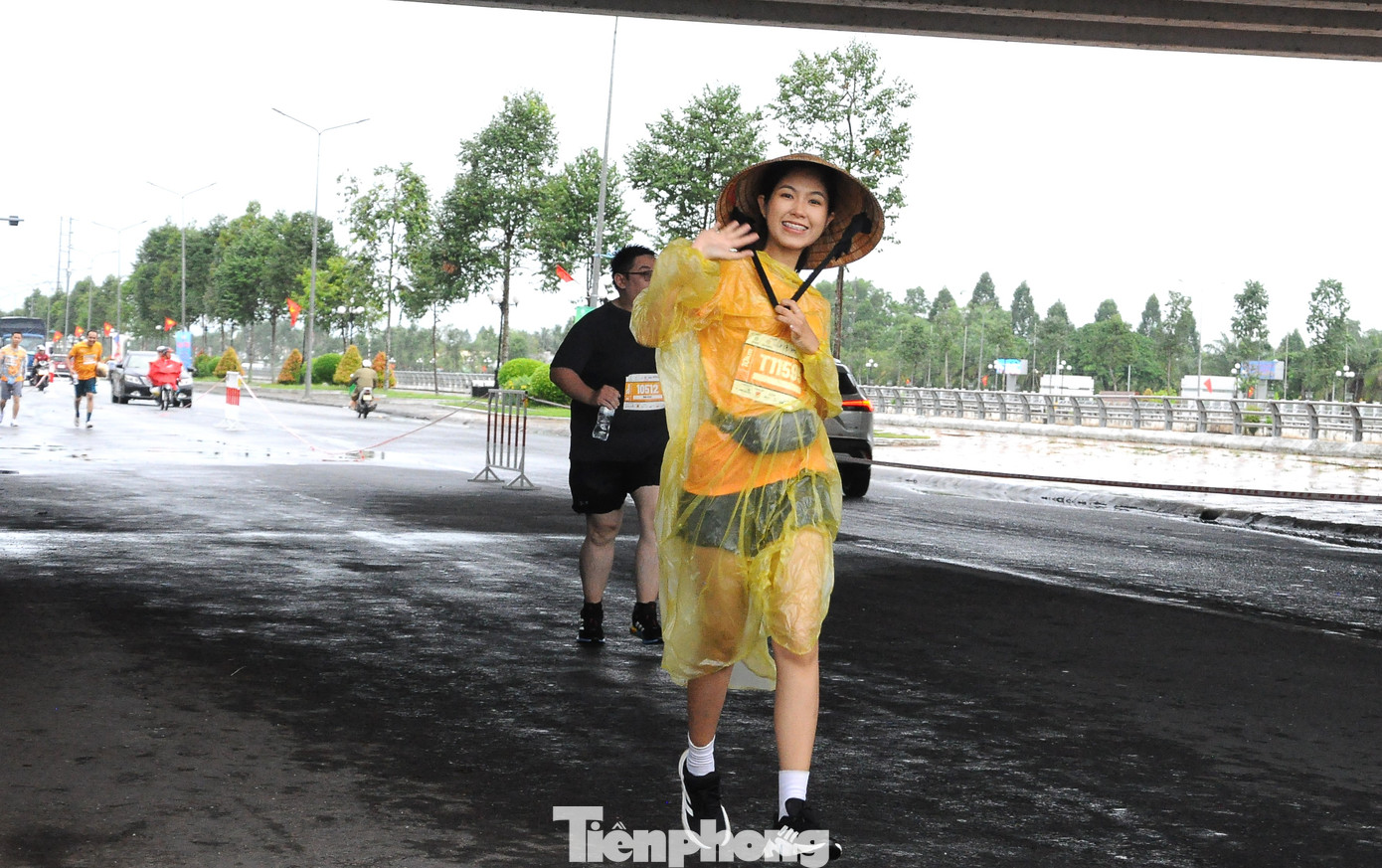 VĐV mặc áo mưa chạy tại Mekong Delta Marathon 2023.