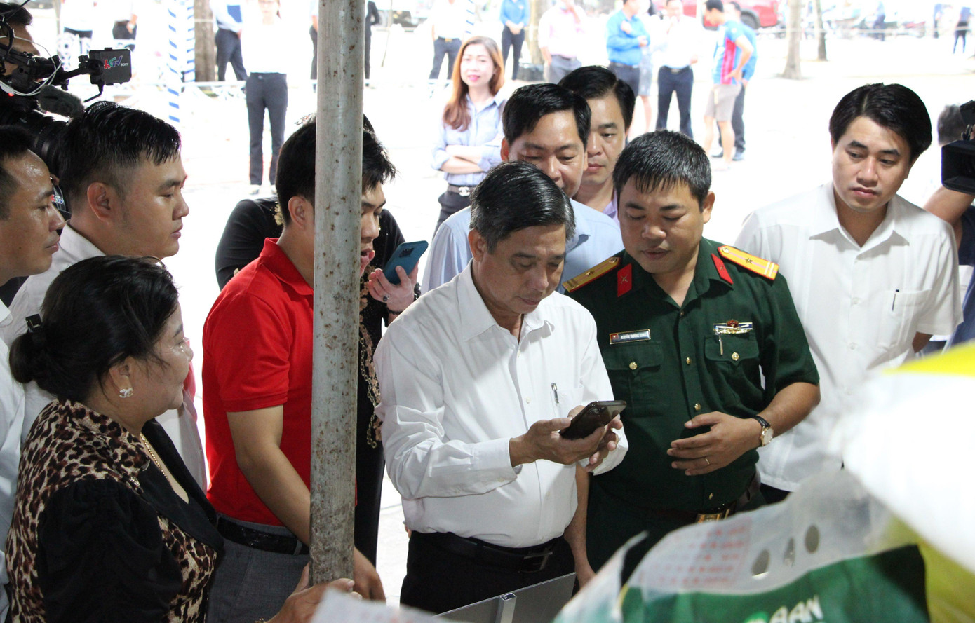 Chủ tịch UBND tỉnh Hậu Giang Đồng Văn Thanh thử nghiệm giao dịch tại chợ 4.0.