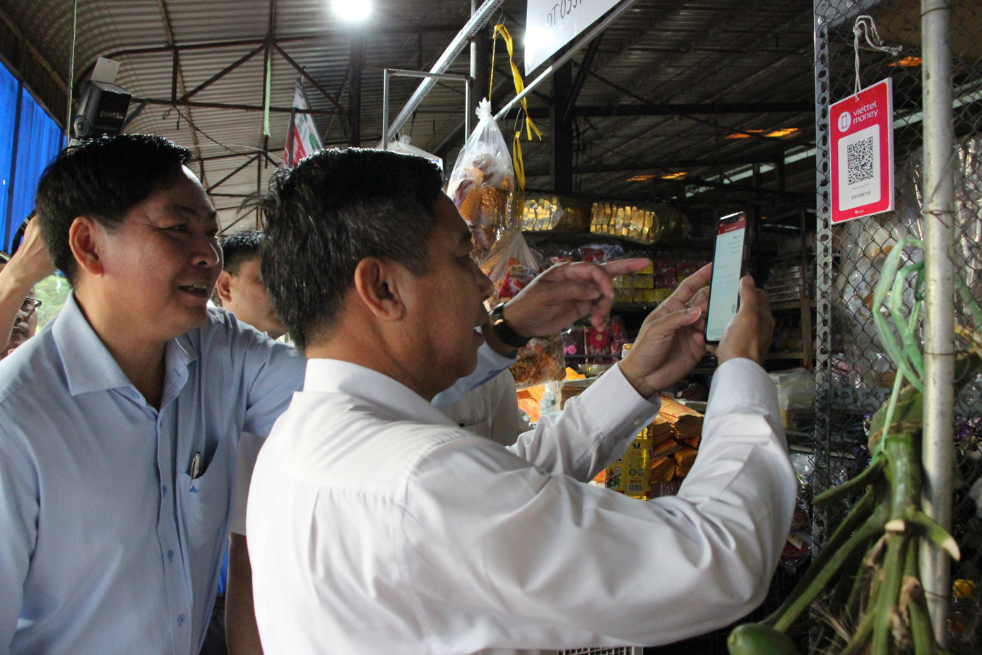 Chủ tịch UBND tỉnh Hậu Giang Đồng Văn Thanh thử nghiệm giao dịch tại chợ 4.0.