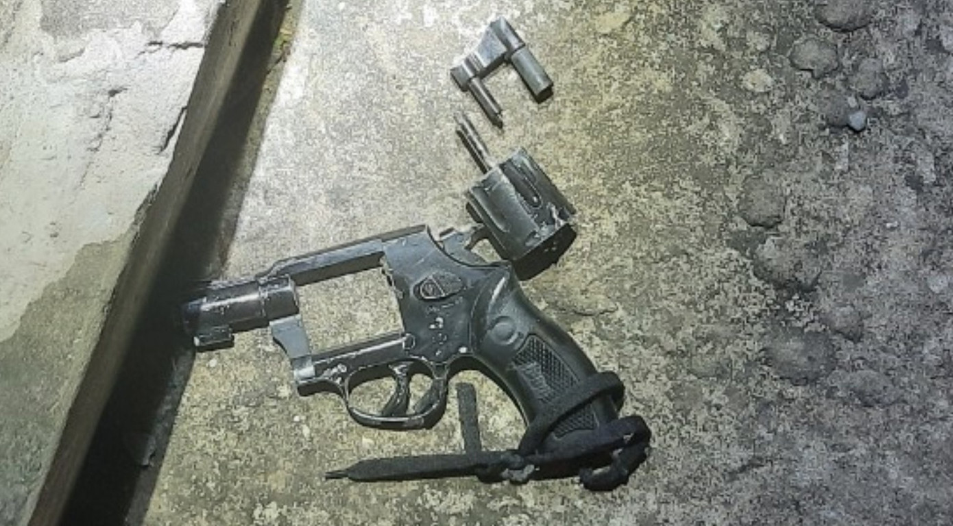 Khẩu súng được công an thu giữ. Khẩu súng được công an thu giữ.