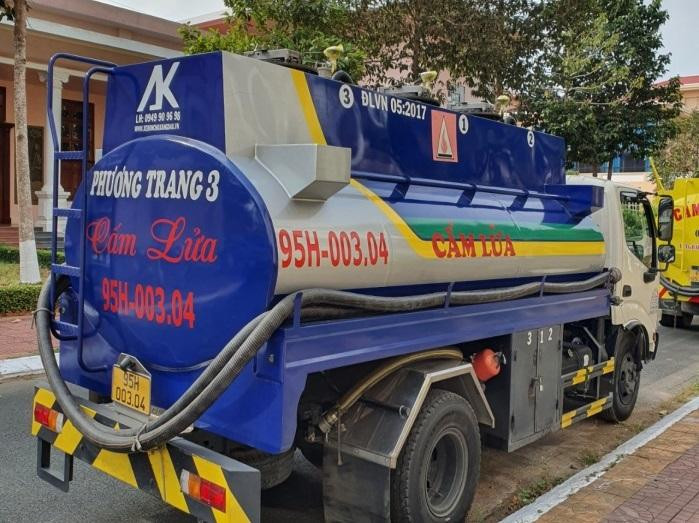 Một trong hai xe bồn bị phát hiện.