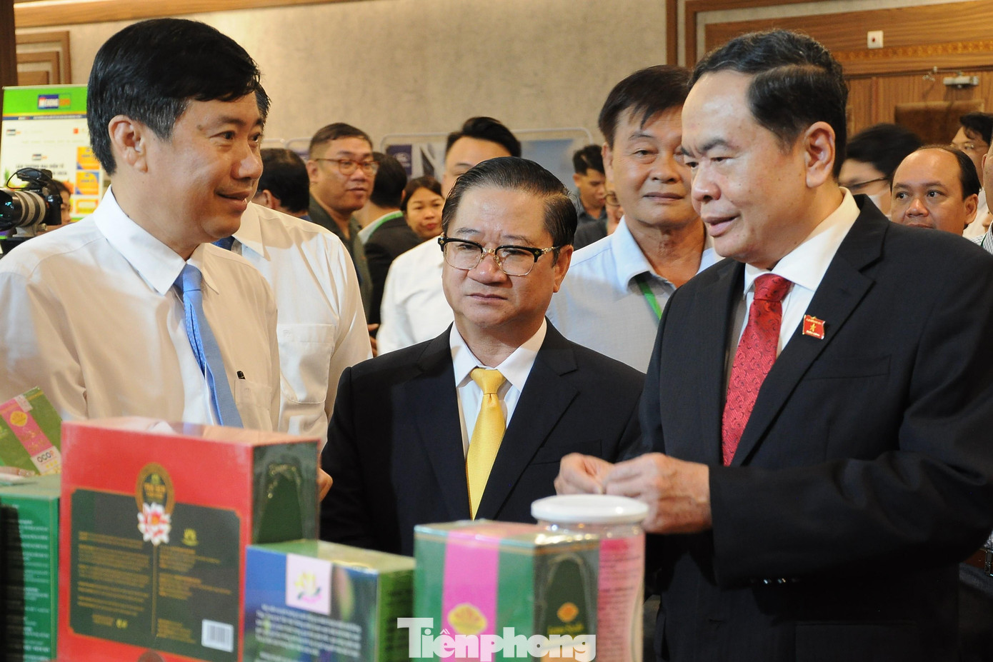 Phó Chủ tịch Thường trực Quốc hội Trần Thanh Mẫn (phải) tham quan các gian hàng tại diễn đàn (ảnh: Cảnh Kỳ).