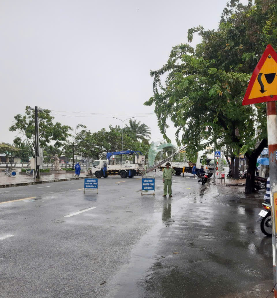 Khắc phục sự cố tại đường Trần Hưng Đạo, thành phố Vị Thanh, tỉnh Hậu Giang.