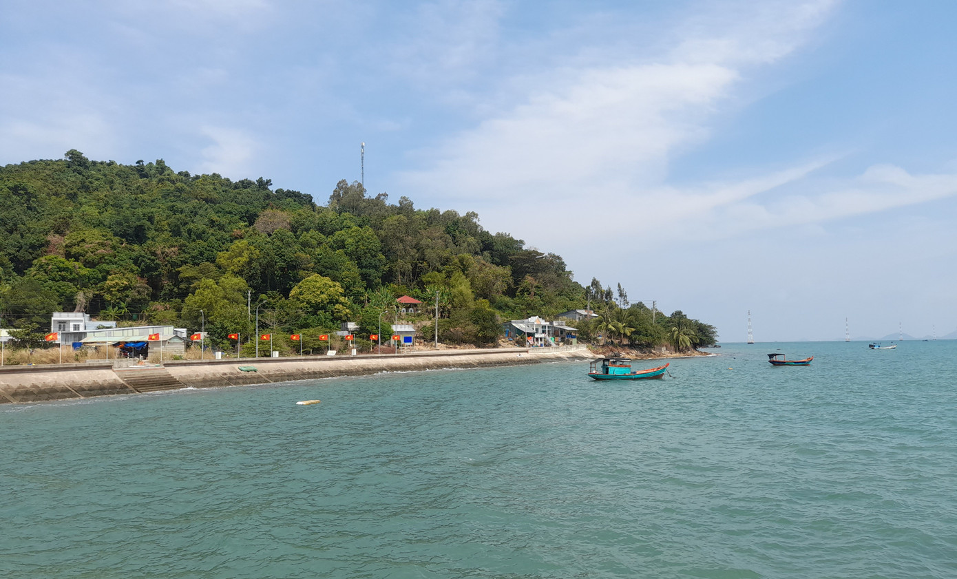 Đảo Hòn Đốc có vị trí chiến lược về quốc phòng an ninh, từ thế kỷ trước, nơi đây đã được xác định là một trong những đảo vành đai then chốt của hệ thống các tuyến đảo ven bờ trên vùng biển Tây Nam. Hiện nay trên đảo Hòn Đốc còn lưu giữ cột mốc chủ quyền được xây dựng năm 1958, là bằng chứng lịch sử khẳng định chủ quyền quốc gia và biên giới biển, đảo của Tổ quốc. Đảo Hòn Đốc có vị trí chiến lược về quốc phòng an ninh, từ thế kỷ trước, nơi đây đã được xác định là một trong những đảo vành đai then chốt của hệ thống các tuyến đảo ven bờ trên vùng biển Tây Nam. Hiện nay trên đảo Hòn Đốc còn lưu giữ cột mốc chủ quyền được xây dựng năm 1958, là bằng chứng lịch sử khẳng định chủ quyền quốc gia và biên giới biển, đảo của Tổ quốc.