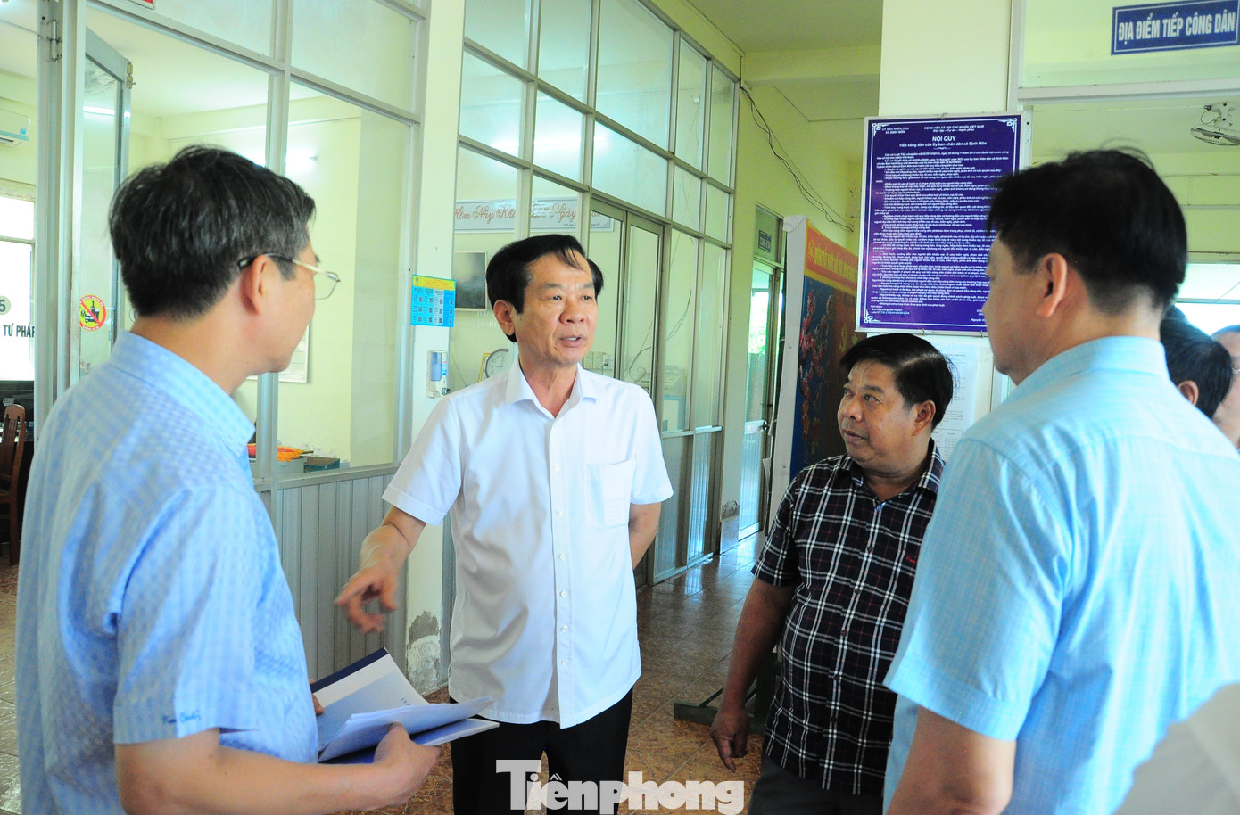 Ông Đỗ Thanh Bình - Bí thư Thành ủy Cần Thơ (áo trắng) yêu cầu các địa phương khẩn trương hoàn thiện các bước, đặc biệt về thủ tục hành chính, hồ sơ giấy tờ khi chuyển sang hoạt động theo mô hình chính quyền địa phương 2 cấp, đảm bảo các điều kiện về hạ tầng viễn thông, kết nối mạng thông suốt, không để gián đoạn công việc.