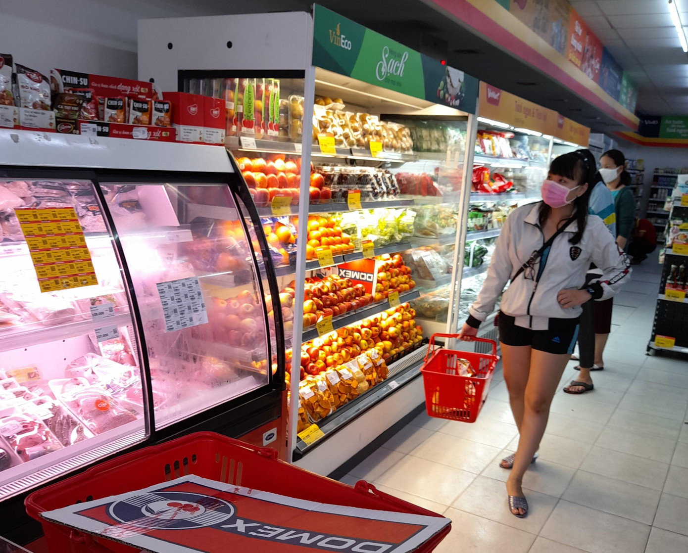 Người dân mua sắm tại một siêu thị mini ở quận Ninh Kiều, TP Cần Thơ. Ảnh: CK