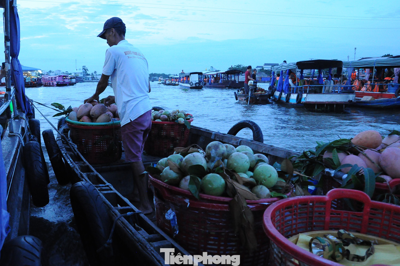 Nhiều sản vật khắp nơi hội tụ về chợ nổi. Ảnh: CK Nhiều sản vật khắp nơi hội tụ về chợ nổi. Ảnh: CK
