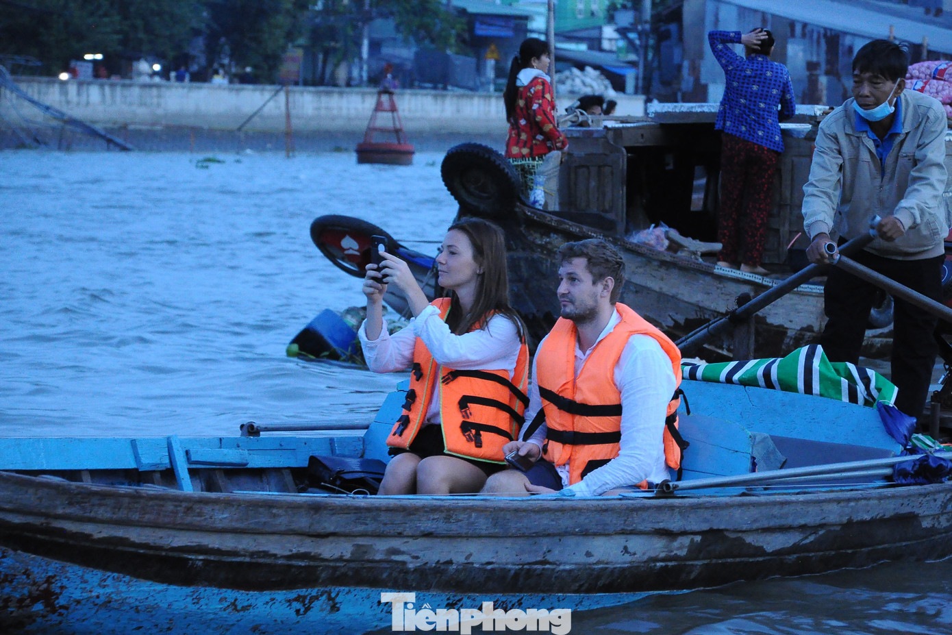 Du khách tham quan chợ nổi. Ảnh: CK Du khách tham quan chợ nổi. Ảnh: CK