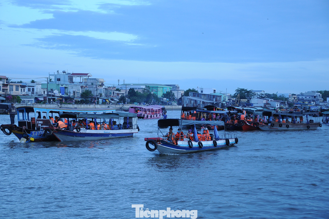 Khách du lịch tham quan chợ nổi Cái Răng. Ảnh: Cảnh Kỳ