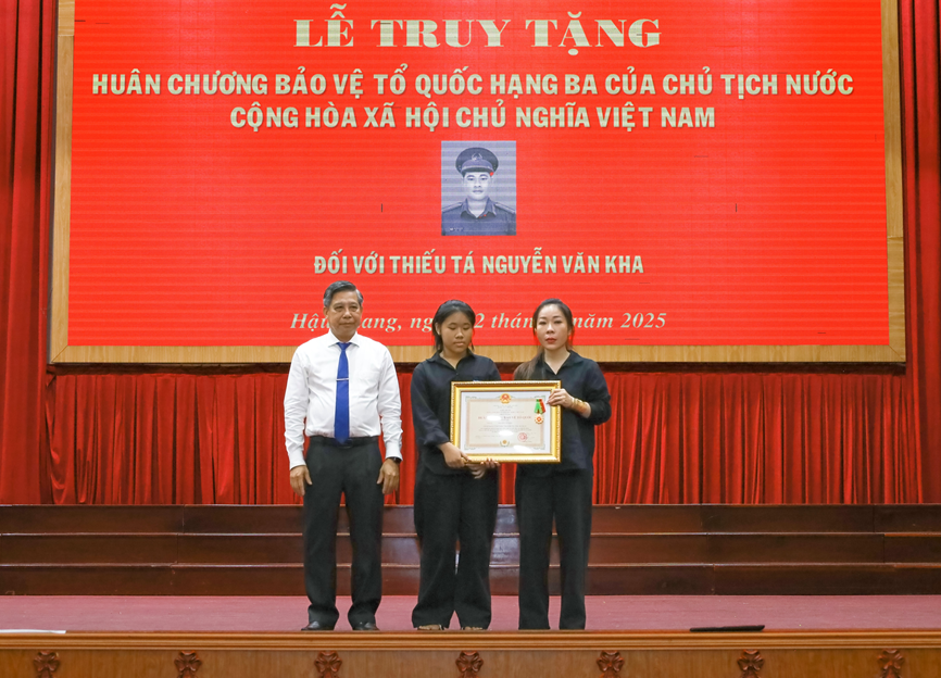 Ông Đồng Văn Thanh - Bí thư Tỉnh ủy Hậu Giang trao Huân chương Bảo vệ Tổ quốc hạng Ba cho thân nhân Thiếu tá Nguyễn Văn Kha. Ông Đồng Văn Thanh - Bí thư Tỉnh ủy Hậu Giang trao Huân chương Bảo vệ Tổ quốc hạng Ba cho thân nhân Thiếu tá Nguyễn Văn Kha.