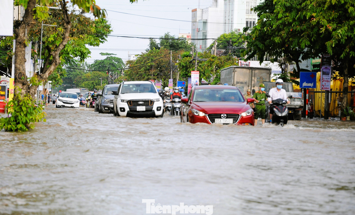 Đường Cách Mạng Tháng Tám cũng là một trong những tuyến thường xuyên bị ngập.