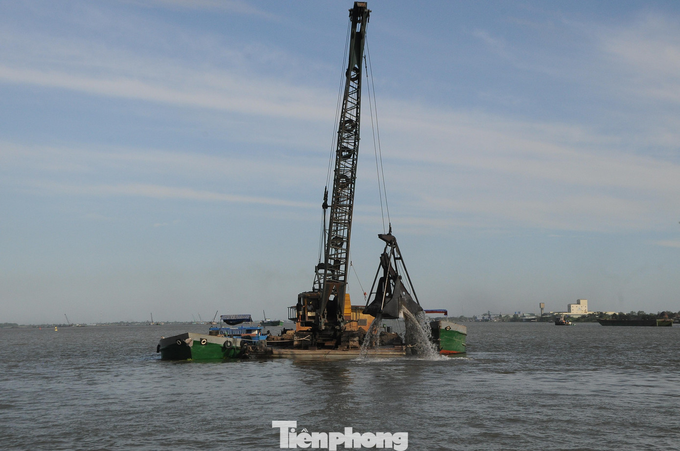 Khai thác cát trên sông Hậu. Ảnh: CK