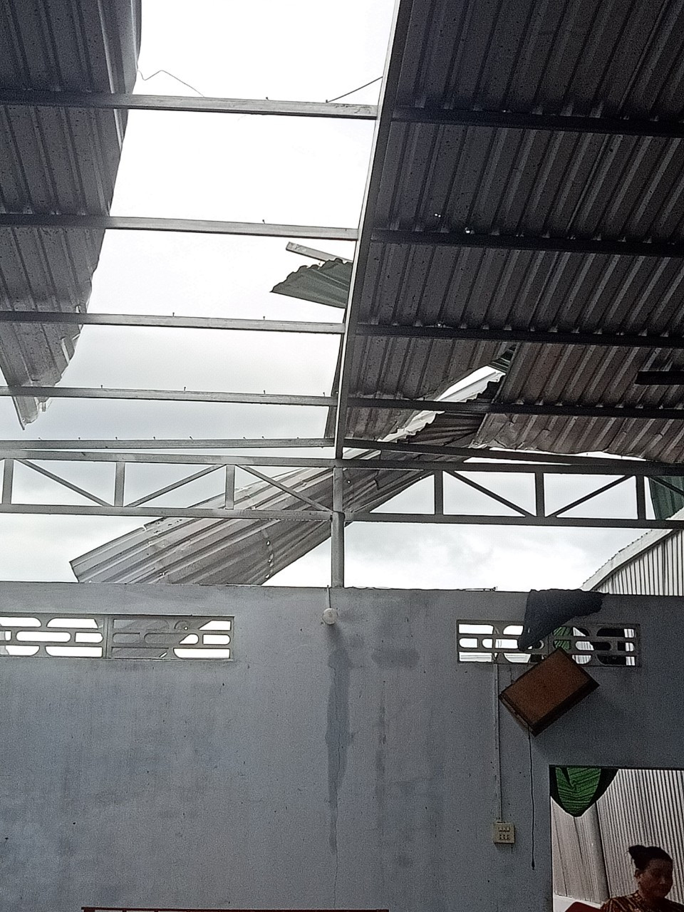 Nhiều nhà bị tốc mái.