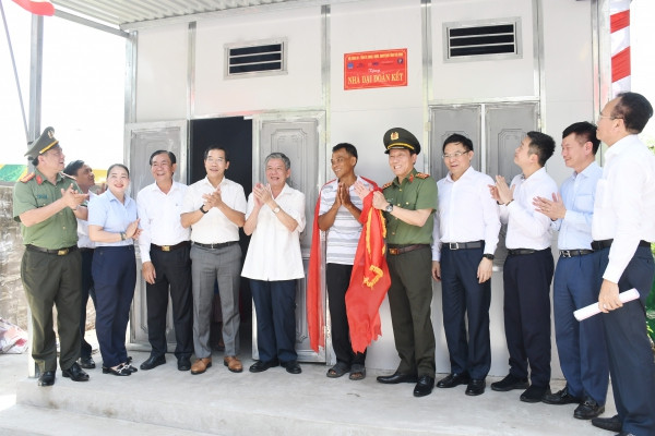 Lãnh đạo Bộ Công an và tỉnh Trà Vinh bàn giao nhà cho người dân.