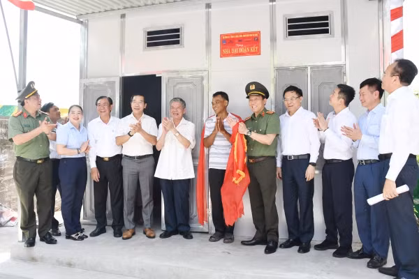 Đại biểu thực hiện nghi thức bàn giao nhà mẫu cho gia đình anh Thạch Sa Ruôl. Ảnh: Hồ Giang