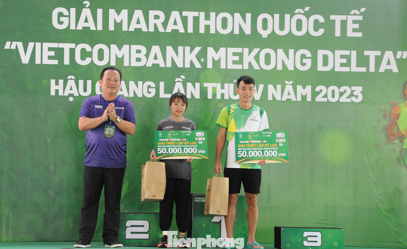 Ông Nguyễn Văn Hòa - Phó Chủ tịch UBND tỉnh Hậu Giang, Trưởng Ban tổ chức trao chứng nhận thiết lập kỷ lục cho VĐV Hoàng Nguyên Thanh và Lê Thị Tuyết ở cự ly 42km.