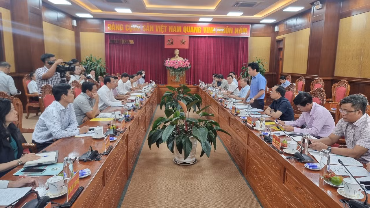 Quang cảnh cuộc họp.