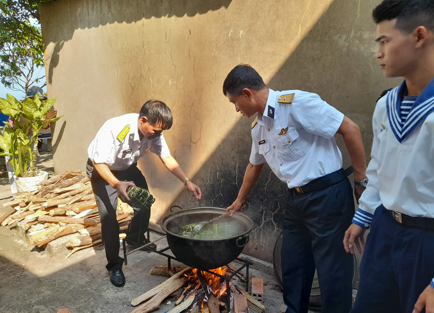 Cán bộ, chiến sĩ Trạm Radar 600 cùng đoàn viên thanh niên và người dân địa phương gói bánh chưng đón Tết sớm. Cán bộ, chiến sĩ Trạm Radar 600 cùng đoàn viên thanh niên và người dân địa phương gói bánh chưng đón Tết sớm.