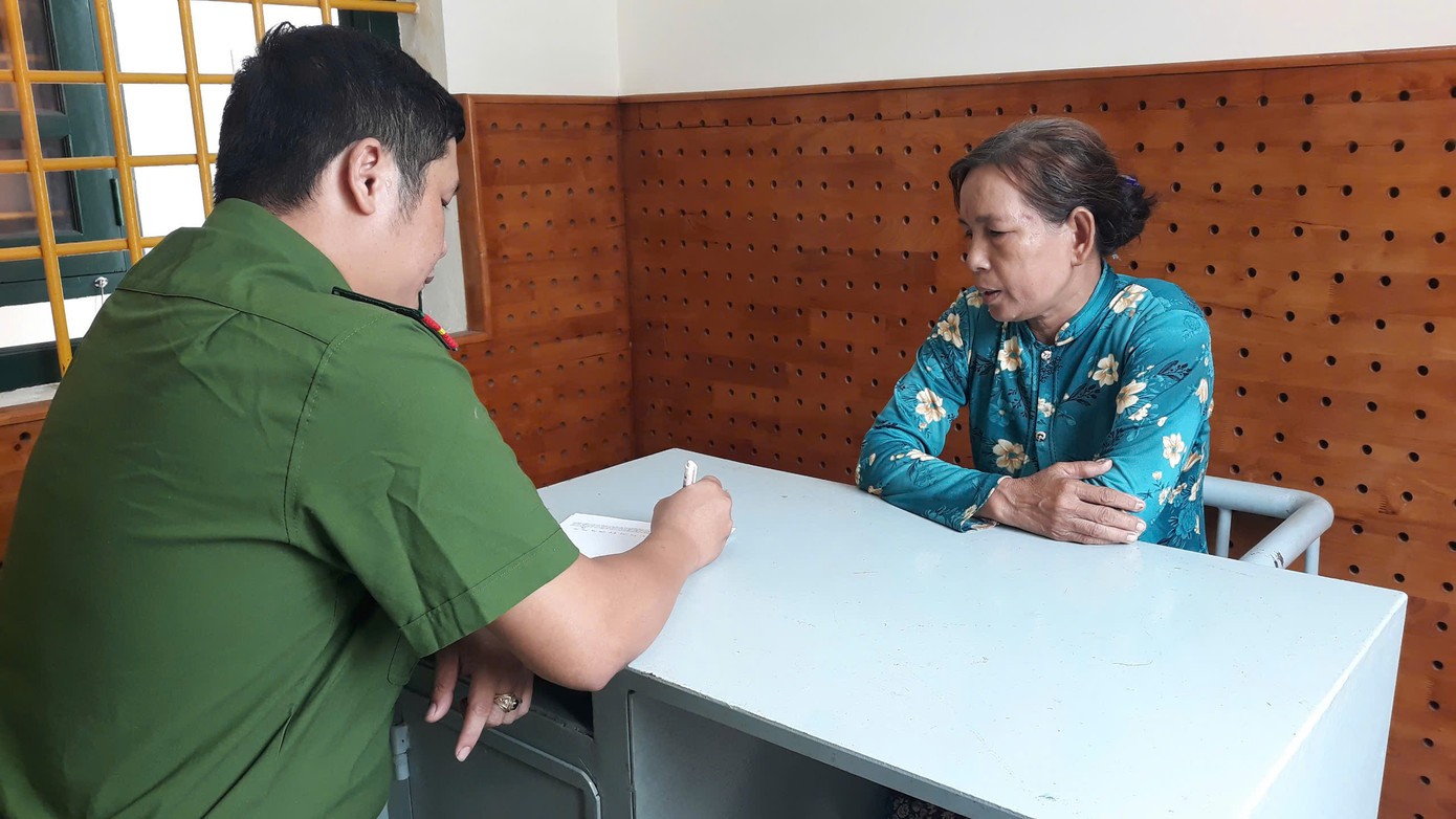 Công an làm việc với hai bị can.