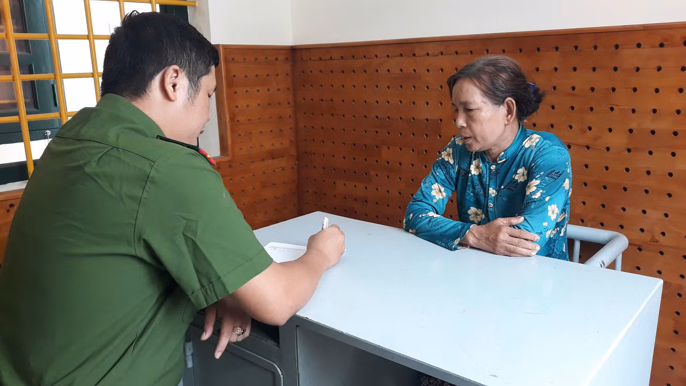 Công an làm việc với hai bị can.