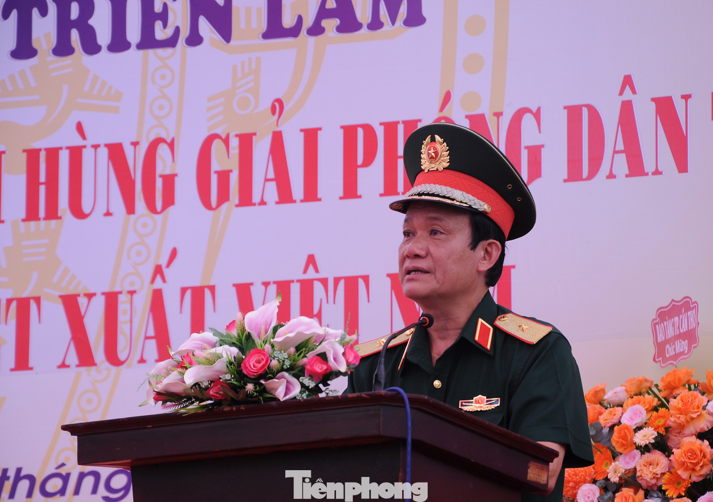 Thiếu tướng Hồ Văn Thái - Chính ủy Quân khu 9 phát biểu khai mạc triển lãm. Ảnh: CK