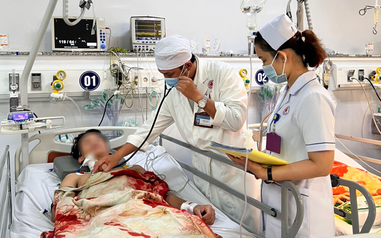 Bác sĩ thăm khám cho bệnh nhân sau phẫu thuật. Ảnh: BVCC