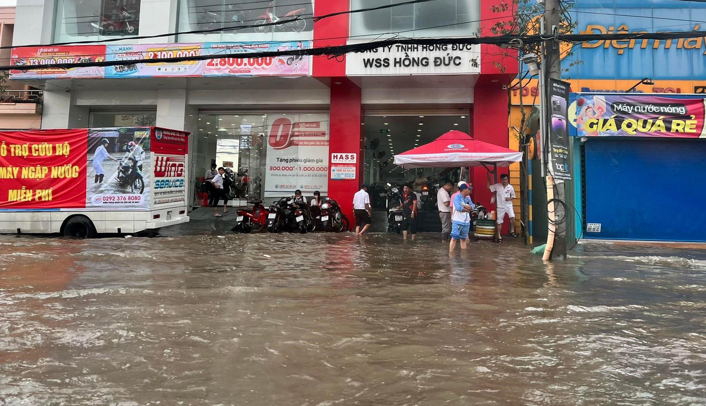 Đường phố Cần Thơ sáng 13/10.