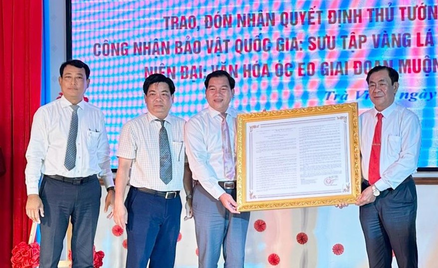 Thừa ủy quyền Thủ tướng, Phó Chủ tịch UBND tỉnh Trà Vinh - Lê Thanh Bình (bìa phải) trao quyết định cho lãnh đạo Sở Văn hóa - Thể thao và Du lịch. Ảnh: Ngân Linh