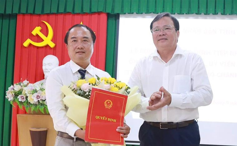 Chủ tịch UBND tỉnh Trà Vinh Lê Văn Hẳn (phải) trao quyết định cho ông Nguyễn Văn Khởi. Ảnh: Quốc Bình