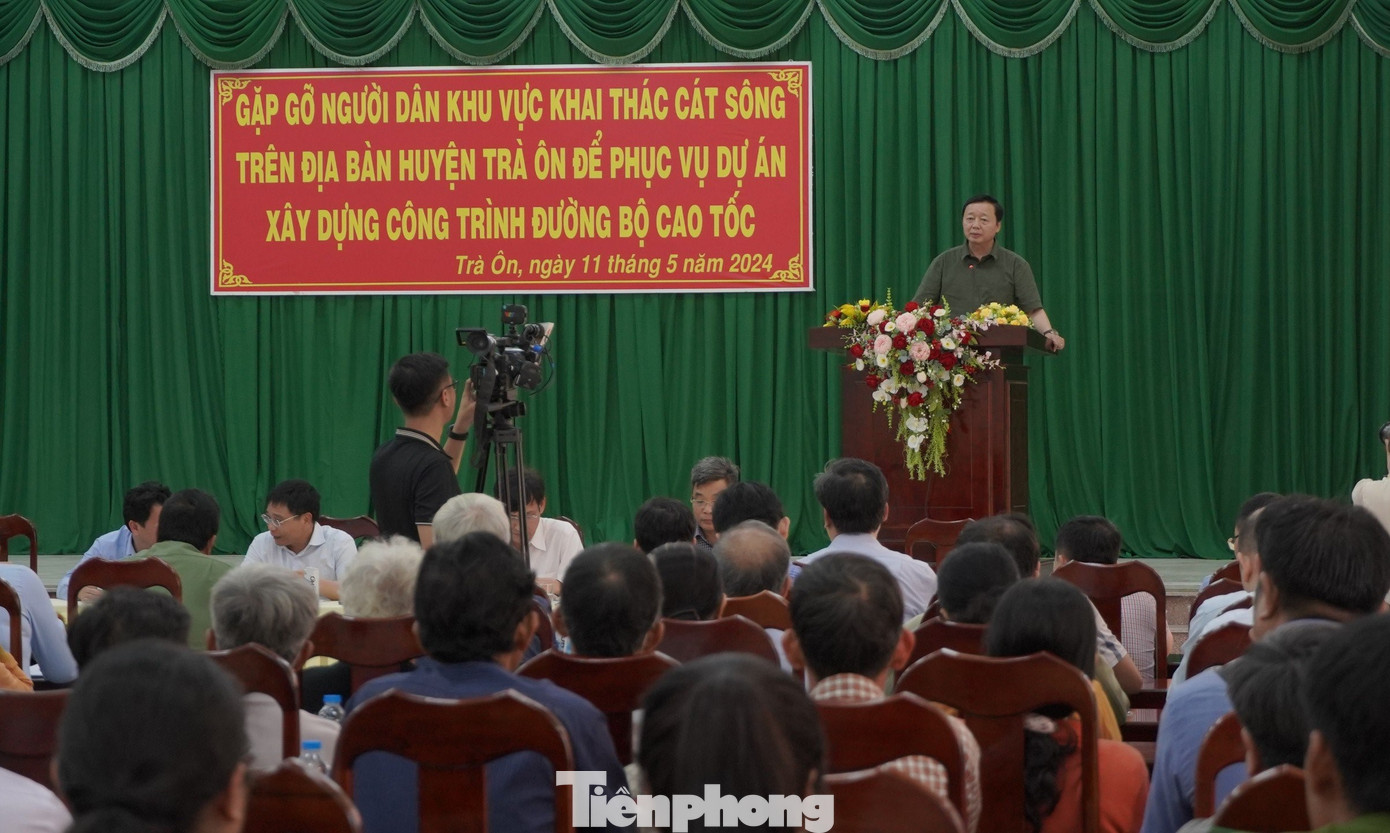 Phó Thủ tướng Trần Hồng Hà gặp gỡ người dân khu vực khai thác cát phục vụ cao tốc. Ảnh: T.Q. Phó Thủ tướng Trần Hồng Hà gặp gỡ người dân khu vực khai thác cát phục vụ cao tốc. Ảnh: T.Q.