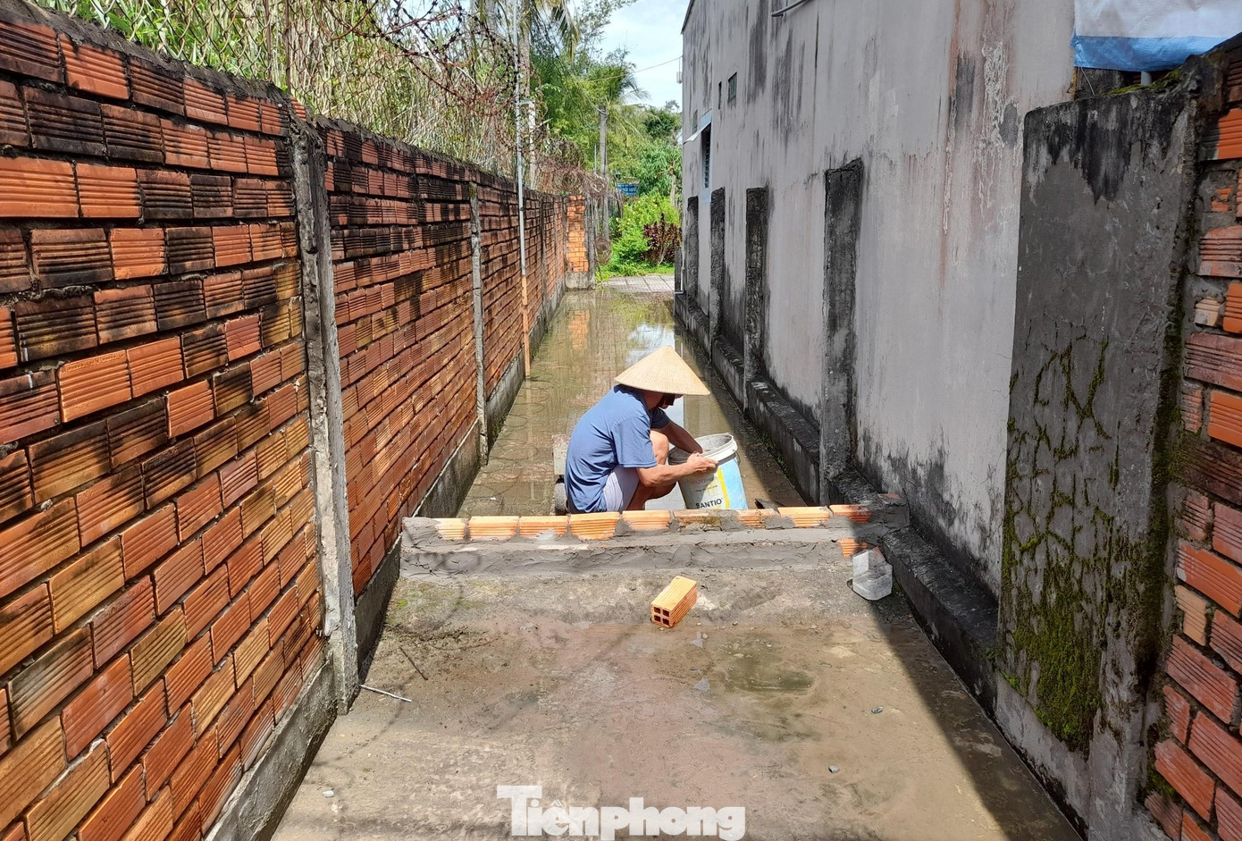 Người dân xây bờ bao để ngăn nước tràn vào nhà. Người dân xây bờ bao để ngăn nước tràn vào nhà.