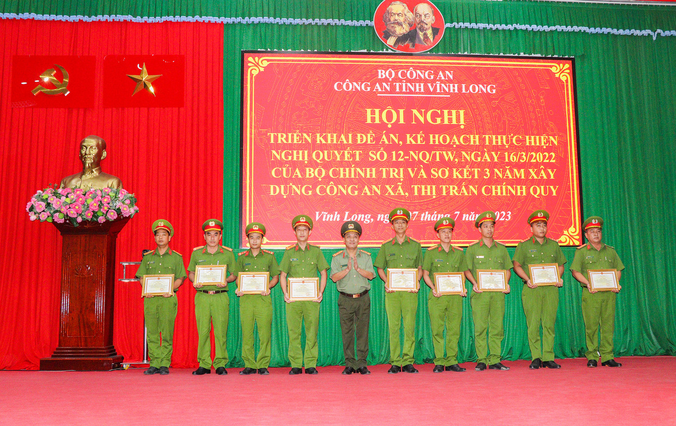 Đại tá Nguyễn Trọng Dũng - Giám đốc Công an tỉnh Vĩnh Long trao khen thưởng cho các tập thể và cá nhân công an xã, thị trấn có thành tích xuất sắc trong công tác, chiến đấu.