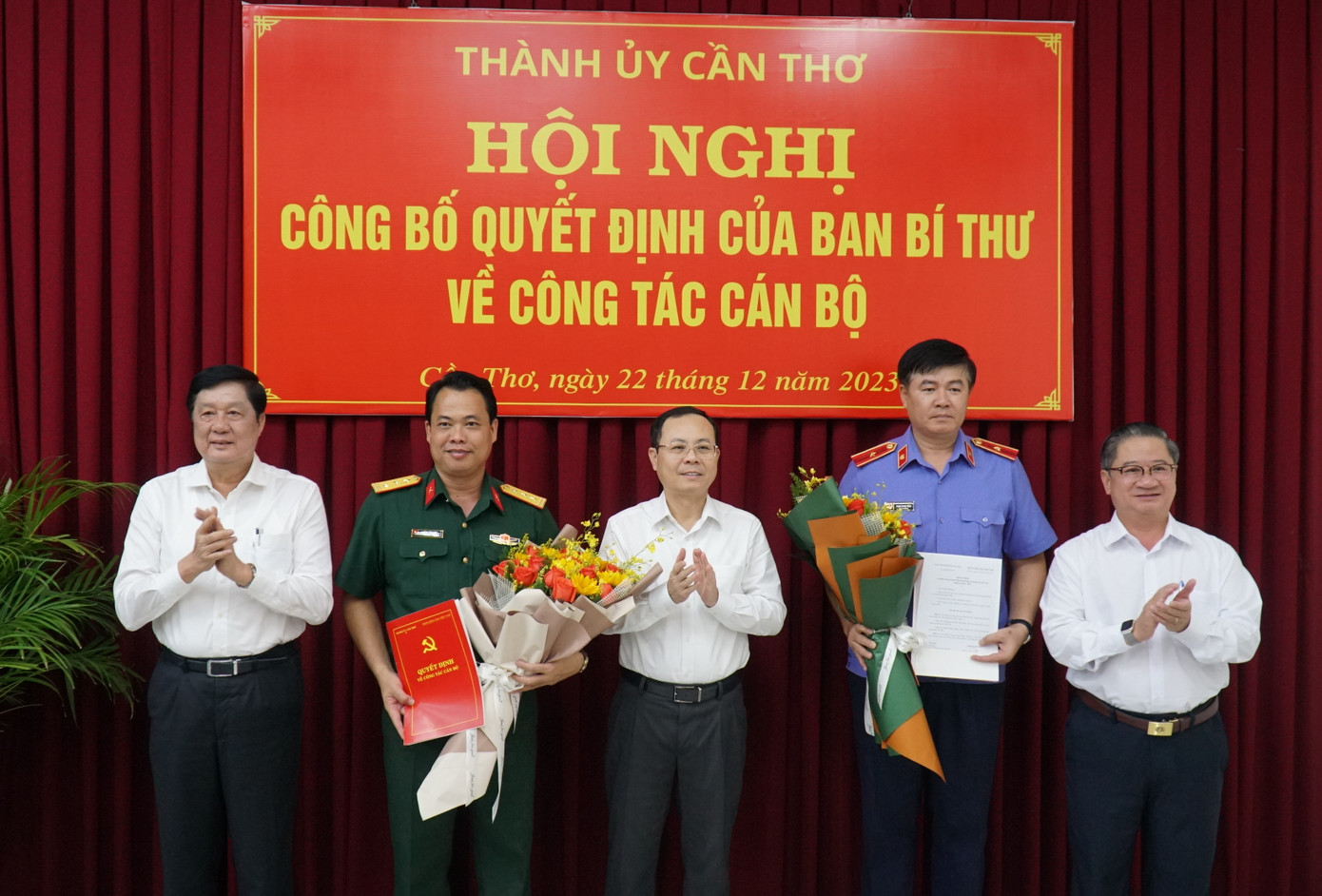Lãnh đạo thành phố Cần Thơ trao quyết định và chúc mừng ông Huỳnh Văn Hung và ông Phạm Thanh Từng. Lãnh đạo thành phố Cần Thơ trao quyết định và chúc mừng ông Huỳnh Văn Hung và ông Phạm Thanh Từng.