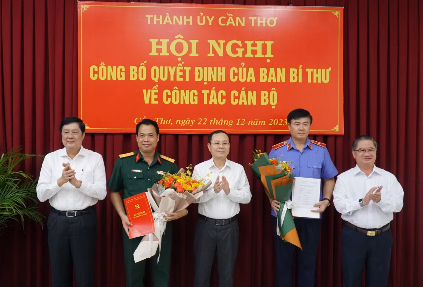 Lãnh đạo thành phố Cần Thơ trao quyết định và chúc mừng ông Huỳnh Văn Hung và ông Phạm Thanh Từng. Lãnh đạo thành phố Cần Thơ trao quyết định và chúc mừng ông Huỳnh Văn Hung và ông Phạm Thanh Từng.