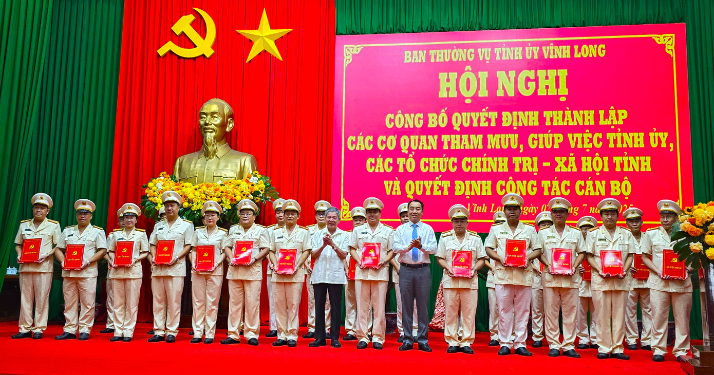 Lãnh đạo tỉnh Vĩnh Long trao quyết định cho Đảng bộ Công an tỉnh. Ảnh: CK