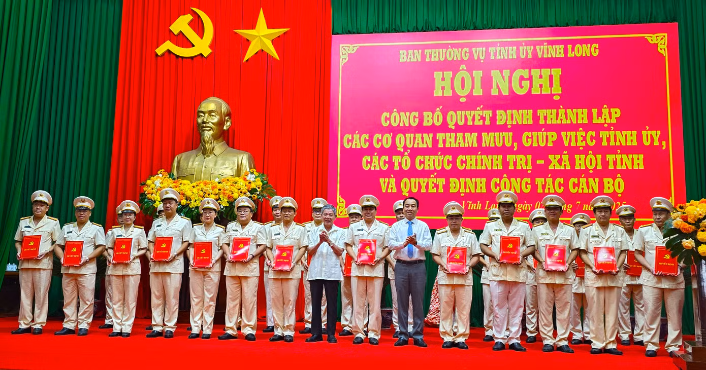 Lãnh đạo tỉnh Vĩnh Long trao quyết định cho Đảng bộ Công an tỉnh. Ảnh: CK