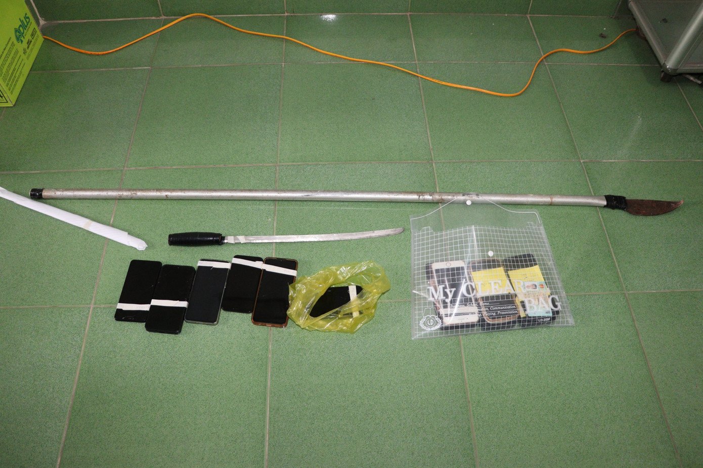 Công an thu giữ hung khí và phương tiện của nhóm đối tượng.