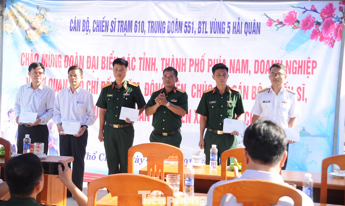 Những món quà góp phần mang đến niềm vui, động viên các lực lượng, nhân dân trên đảo tiền tiêu ở vùng biển Tây Nam Tổ quốc.