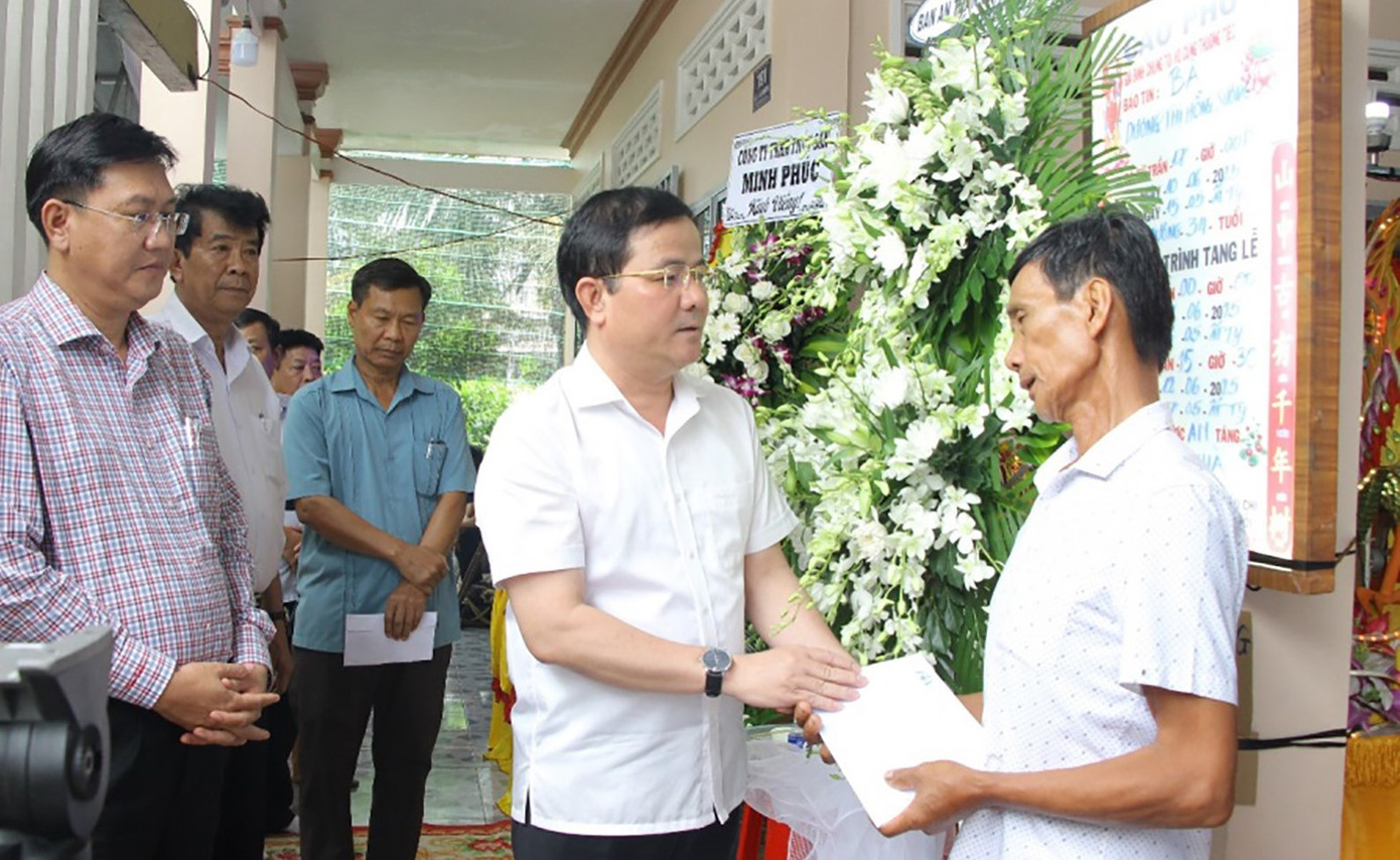 Chủ tịch UBND tỉnh Hậu Giang - ông Trần Văn Huyến trao hỗ trợ gia đình nạn nhân vụ tai nạn.