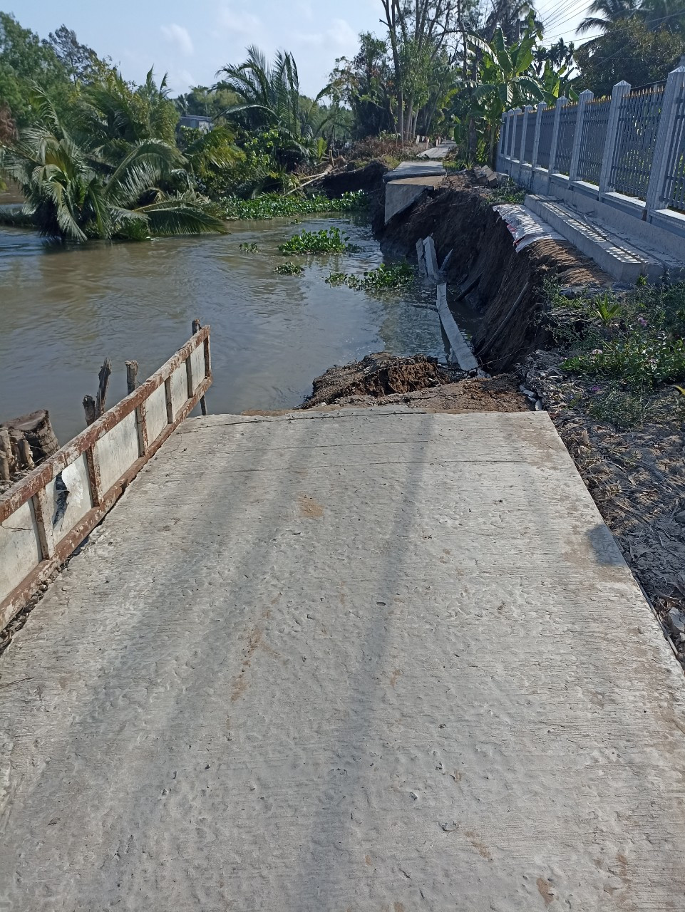 Hiện trường hai vụ sạt lở. Hiện trường hai vụ sạt lở.