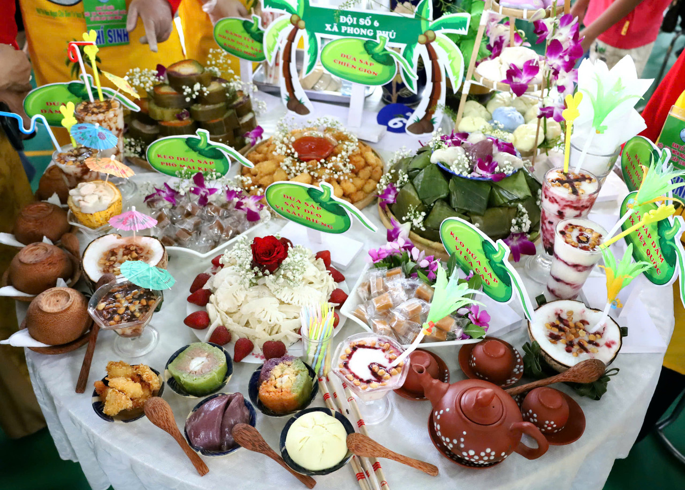 Hơn 100 món ăn chế biến từ dừa sáp. Hơn 100 món ăn chế biến từ dừa sáp.